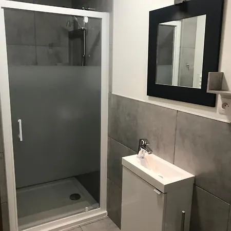 Gæstehus Studette De 17m2 Avec Parking Prive Gratuit Climatisation Et Petite Cuisine 4*