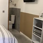 Studette De 17m2 Avec Parking Privé Gratuit Climatisation Et Petite Cuisine Mentone