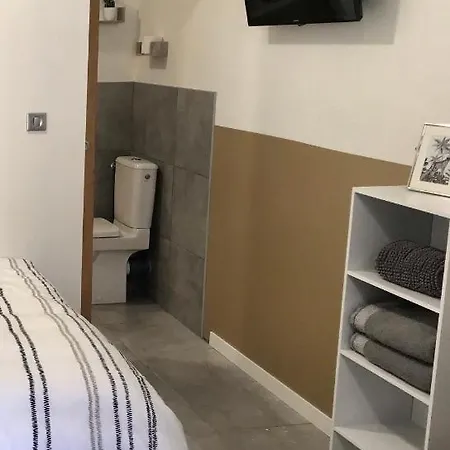 Studette De 17m2 Avec Parking Prive Gratuit Climatisation Et Petite Cuisine Ментона