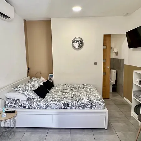 Pensión Studette De 17m2 Avec Parking Privé Gratuit Climatisation Et Petite Cuisine Menton